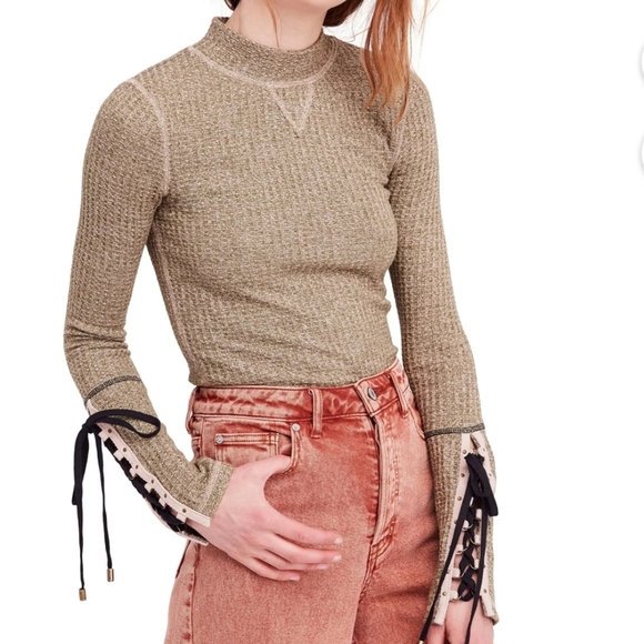 🍒NWT🍒 FREE PEOPLE MOUNTAINEER LACE UP THERMAL CUFF - Picture 2 of 5